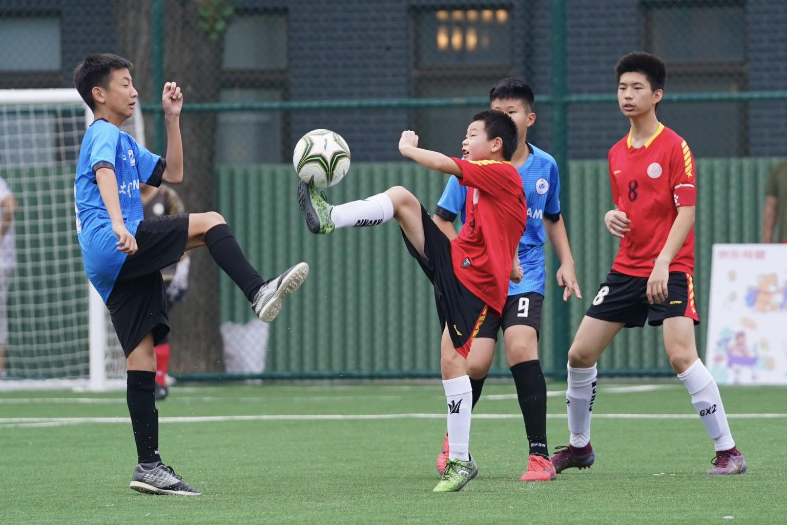 足球比赛中的精彩瞬间耐人寻味