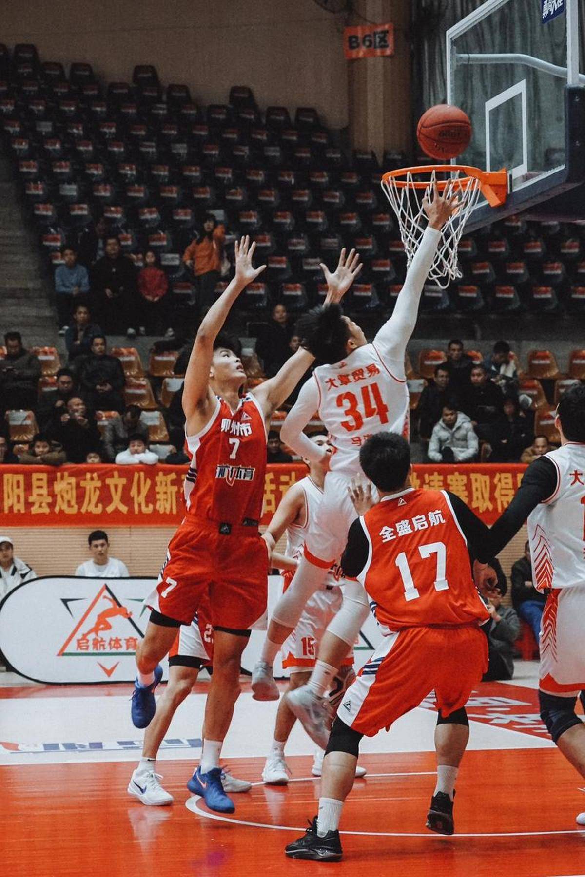 精英球员对决，场上激战不断精彩绝伦的简单介绍