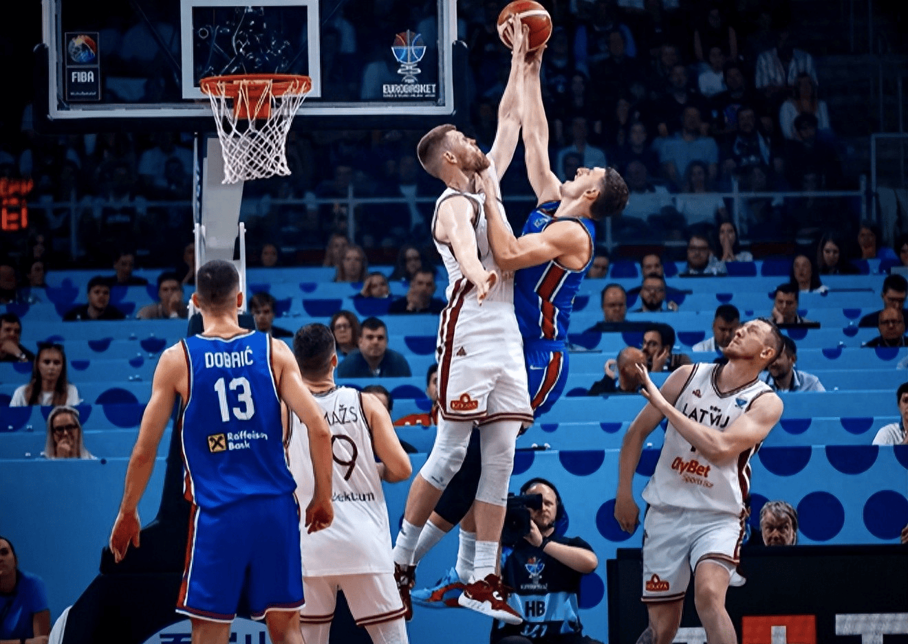 开云体育官网-美国运动员立下赛事三连胜，斩获金牌的简单介绍