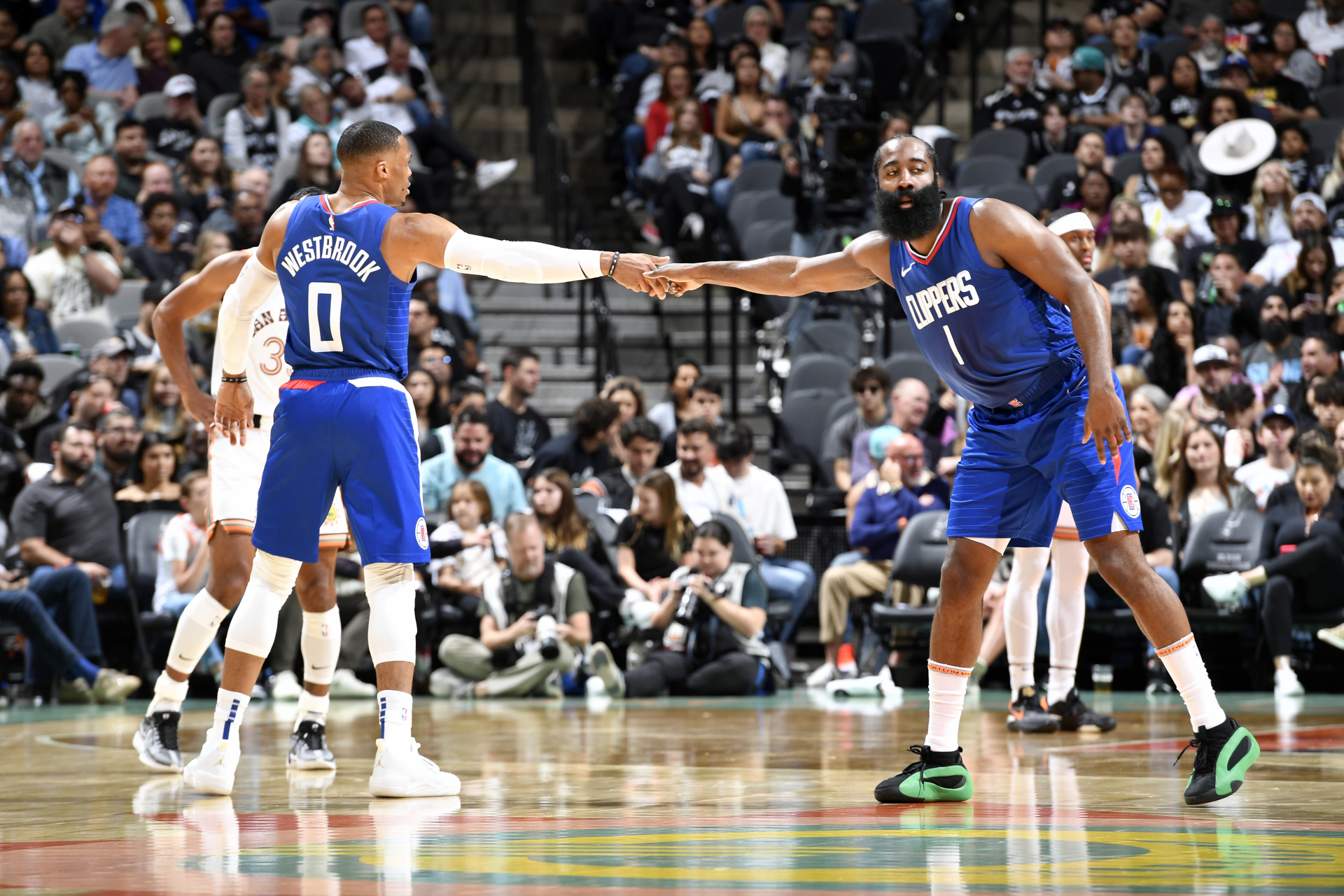 开云-广东队完胜马刺,乔治统治全场